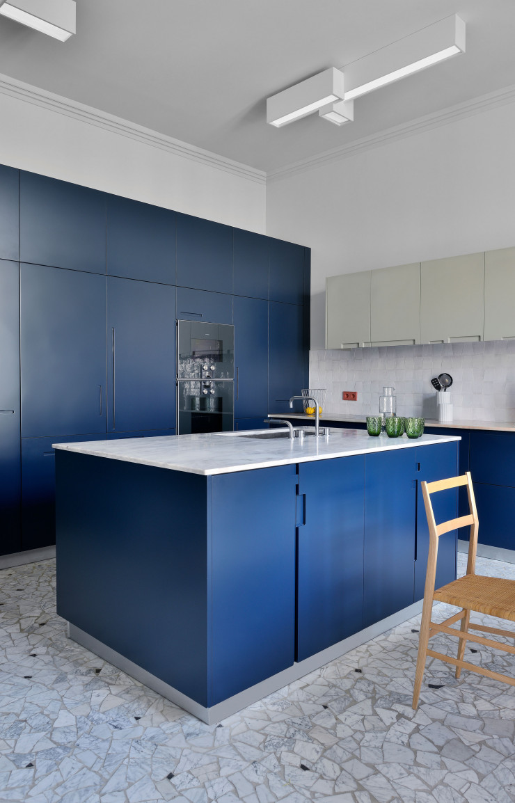 Dans sa cuisine réalisée sur mesure, Sandra Benhamou a, entre autres, conçu le sol, un « opus incertum » (un assemblage irrégulier) à base de chutes de marbre de Carrare et de marbre noir. Céramiques d’Ettore Sottsass. Suspension de Gino Sarfatti et table Blanco de Jacopo Zibardi (Zanotta).