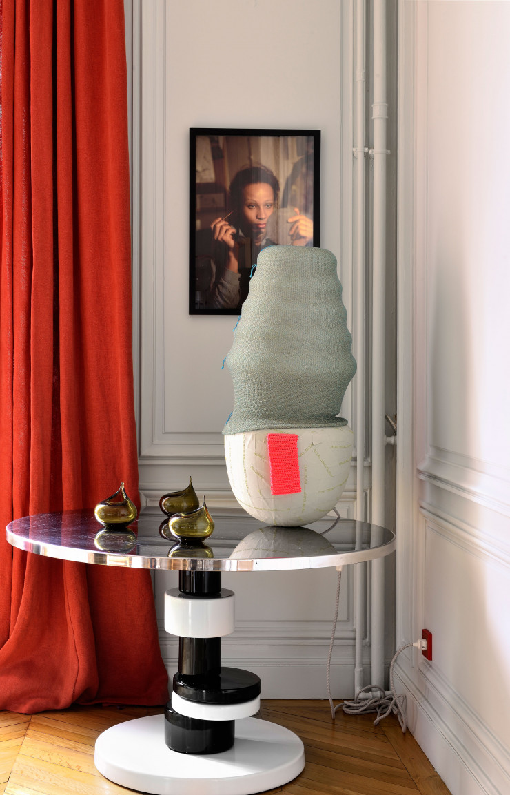 Sur cette table d’India Mahdavi dans la salle à manger, lampe de Hella Jongerius (Galerie Kreo) sous une photo de Nan Goldin.