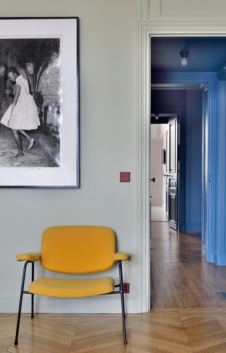 Dans la chambre des parents, photo Nuit de Noël de Malick Sidibé. Fauteuil CM197 de Pierre Paulin (Thonet).
