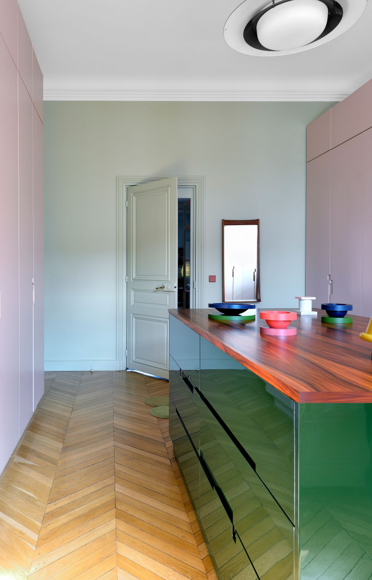 Meuble dressing dessiné par Sandra Benhamou, laqué mat et brillant avec plateau en palissandre. Suspension Stilnovo et vide-poches en céramique d’Ettore Sottsass.
