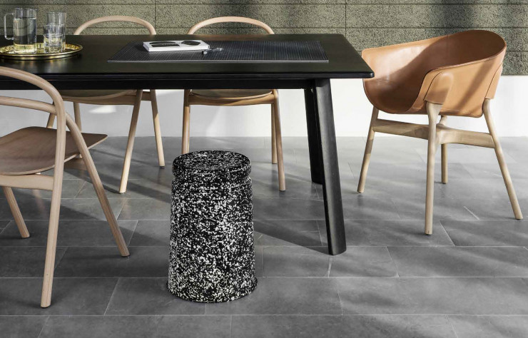 Le « Last Stool » de Max Lamb dispose de sept finitions différentes.