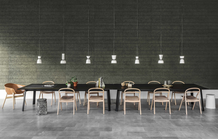 Sous les multiples variations de la lampe « Alphabeta », dessinées par Luca Nichetto, les sièges « Udon » de Staffan Holm prennent place de chaque coté de sa table « Alle ».