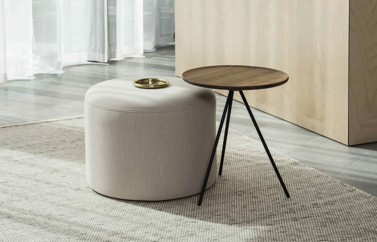 Posé sur un des « Bon Poufs », au coté de la table d’appoint « Key Side » et d’un tapis « Dune » au ton « natural », vide-poches en laiton de la série « Roulé » imaginée par Pauline Deltour.
