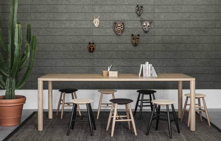 La table « Log » de Julien Renault, cernée par les quatre déclinaisons du tabouret « Drifted » conçu par Lars Beller Fjetland.