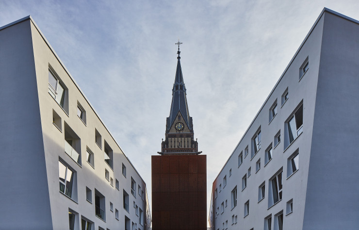 Erigés en 2008, les murs habités de la Christuskirche dessinent en négatif l’emprise de l’ancienne nef de l’église néo-gothique dont seules la tour et la cave voûtée ont subsisté.