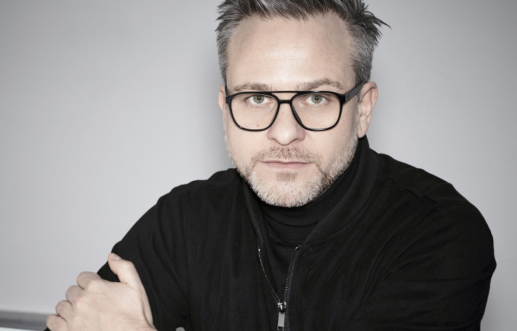 Rainer Mutsch hybride les disciplines concevant aussi bien des installations lumineuses que du mobilier expérimental tricoté en 3D.