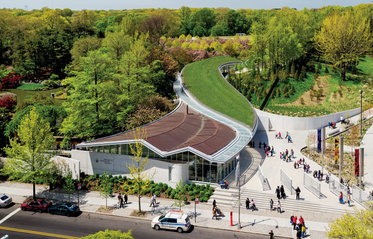 Relativement conventionnelle coté ville, la toiture se végétalise coté parc.