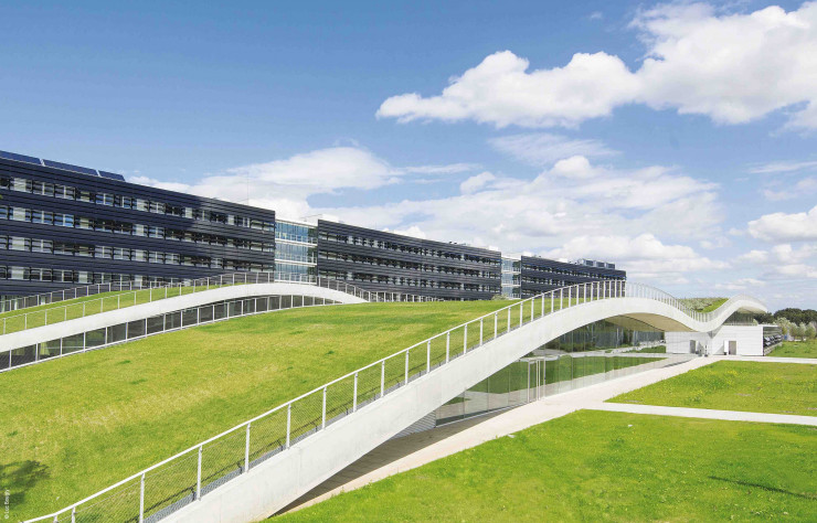 Le bâtiment-paysage s’inscrit dans la trame verte du campus universitaire.