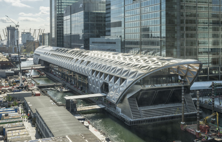 Semblant flotter sur les eaux, la gare repose en réalité dans le creux d’un ancien quai des docks de Londres.