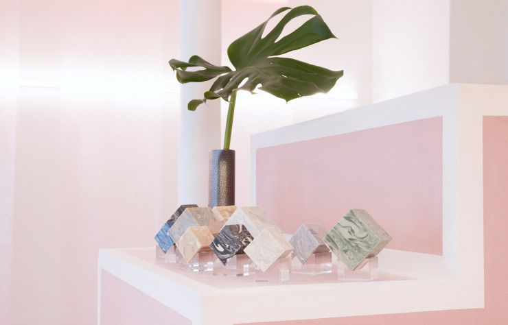 Au pied du vase en fonte « BKID » du studio MM, les savons de Mote, aussi poétiques que l’acronyme du laboratoire artisanal qui les produit : « Memories Of The Earth ».