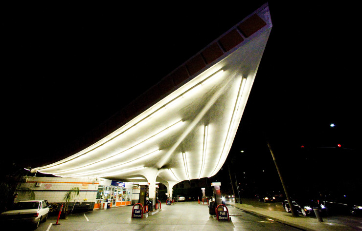 Initialement conçue pour l’aéroport de Los Angeles, la station-essence 76 de Gin Wong a finalement été construite à Beverly Hills.