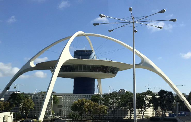 Au centre, le restaurant du LAX Theme Building culmine au-dessus des terminaux et parkings de l’aéroport.