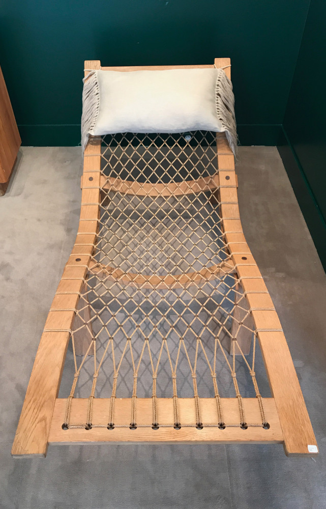 La chaise longue GE2 (1967) a permis à Hans Wegner de greffer le confort d'un hamac sur...