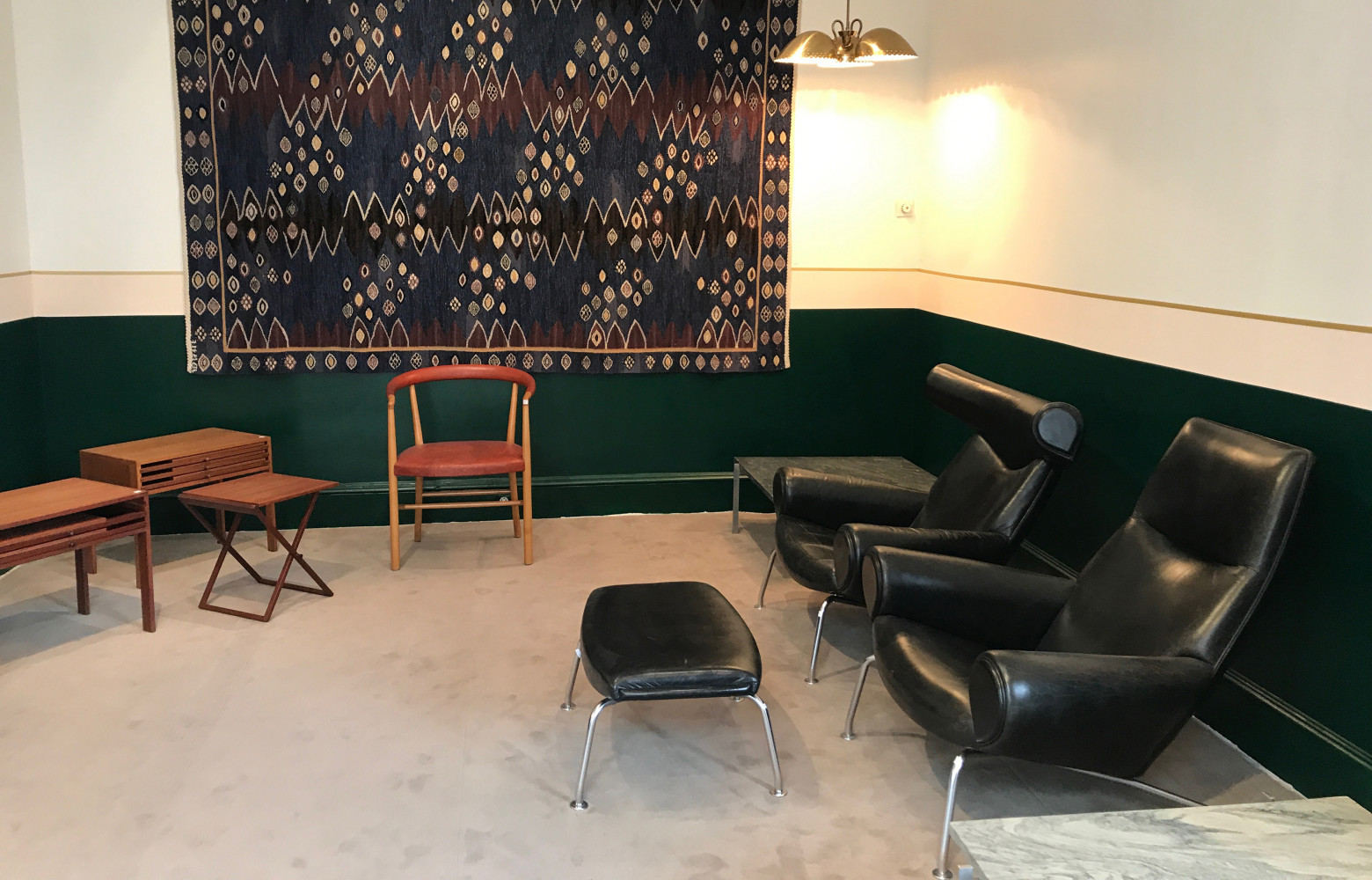 Au deuxième étage de l'exposition, comme un salon aménagé autour des fauteuils Ox Chair et Ox Queen...