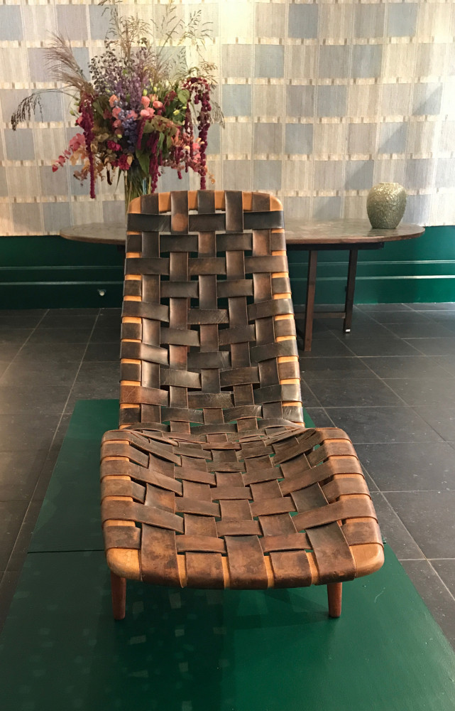 Dans l'entrée de Piasa, la chaise longue sanglée d'Arne Vodder (1950) donne le ton…