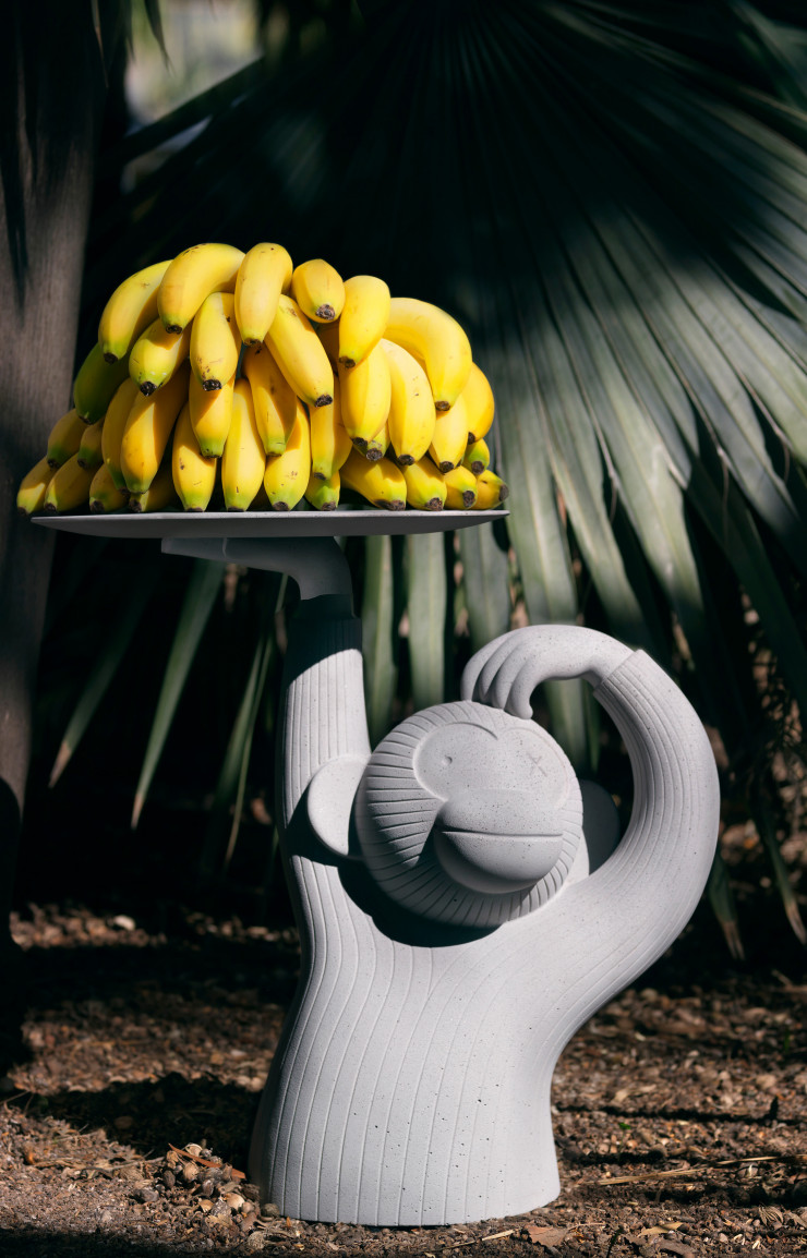 La table basse Monkey de Jaime Hayon (2015) est faite d’une seule pièce de béton gris ou noir.
