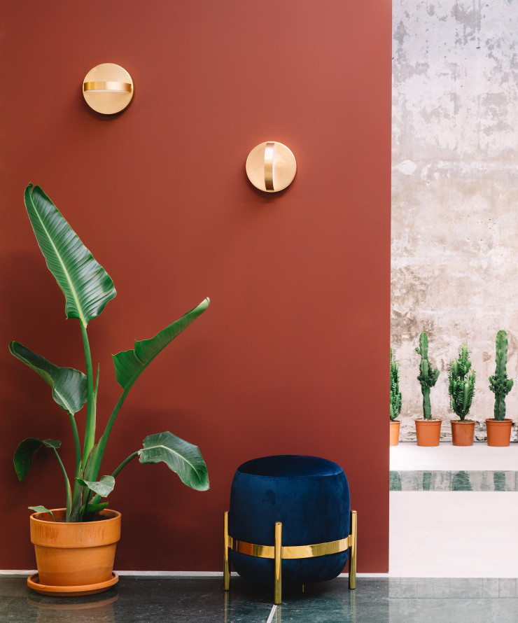 Le pouf Vega, ici accompagné des appliques PLUS du Studio Nocc. Le tout est édité par Eno Studio à l’occasion de son dixième anniversaire.
