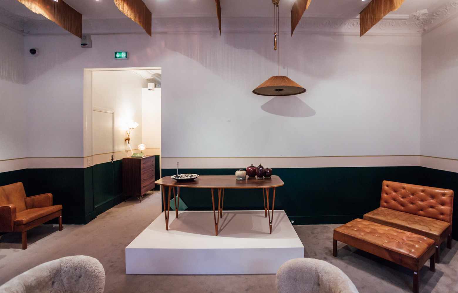 La sublime table en cerisier et loupe du Danois Borge Mogensen a été installée sur un podium.