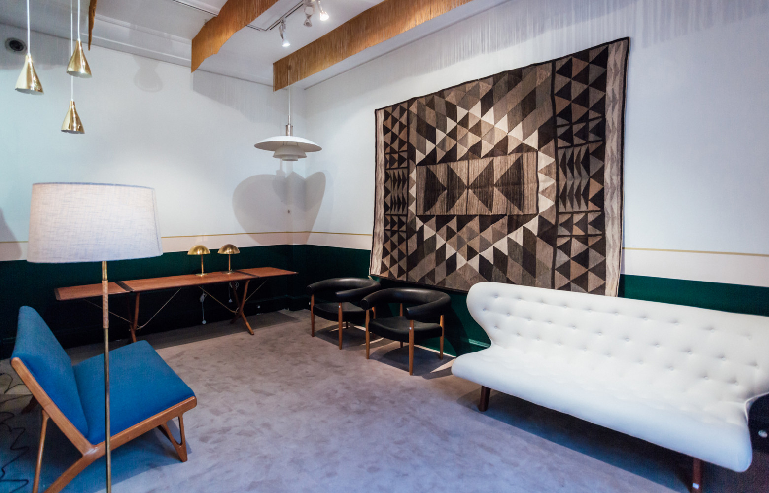 Sous le kilim du Suédois Bohus-Iän Hemslöjd (vers 1950), canapé enveloppant de son compatriote Elias Svedberg (vers...