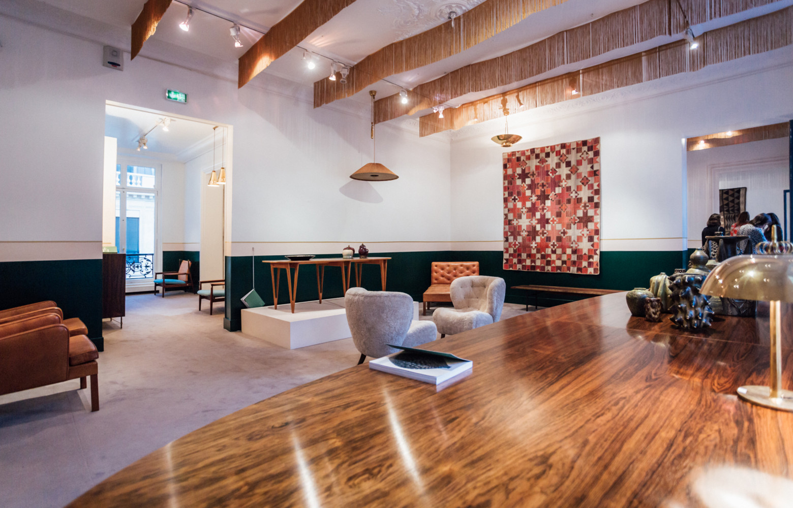 Au premier plan, l'iconique table Ellipse de Bruno Mathsson et Piet Hein (1963) dans sa version la...