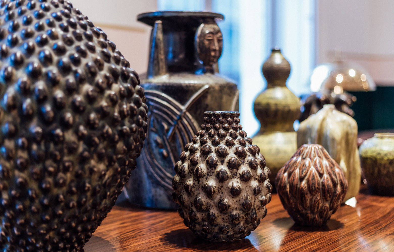 Gros plan sur les céramiques d'Axel Johannes Salto (1964-1965).