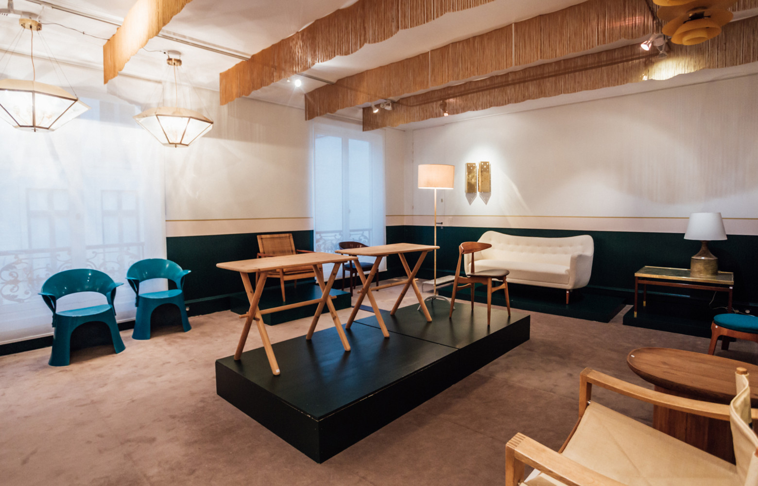 La simplicité des tables du « cabinet maker » danois Peder Moos (1945) tranche avec le confort...