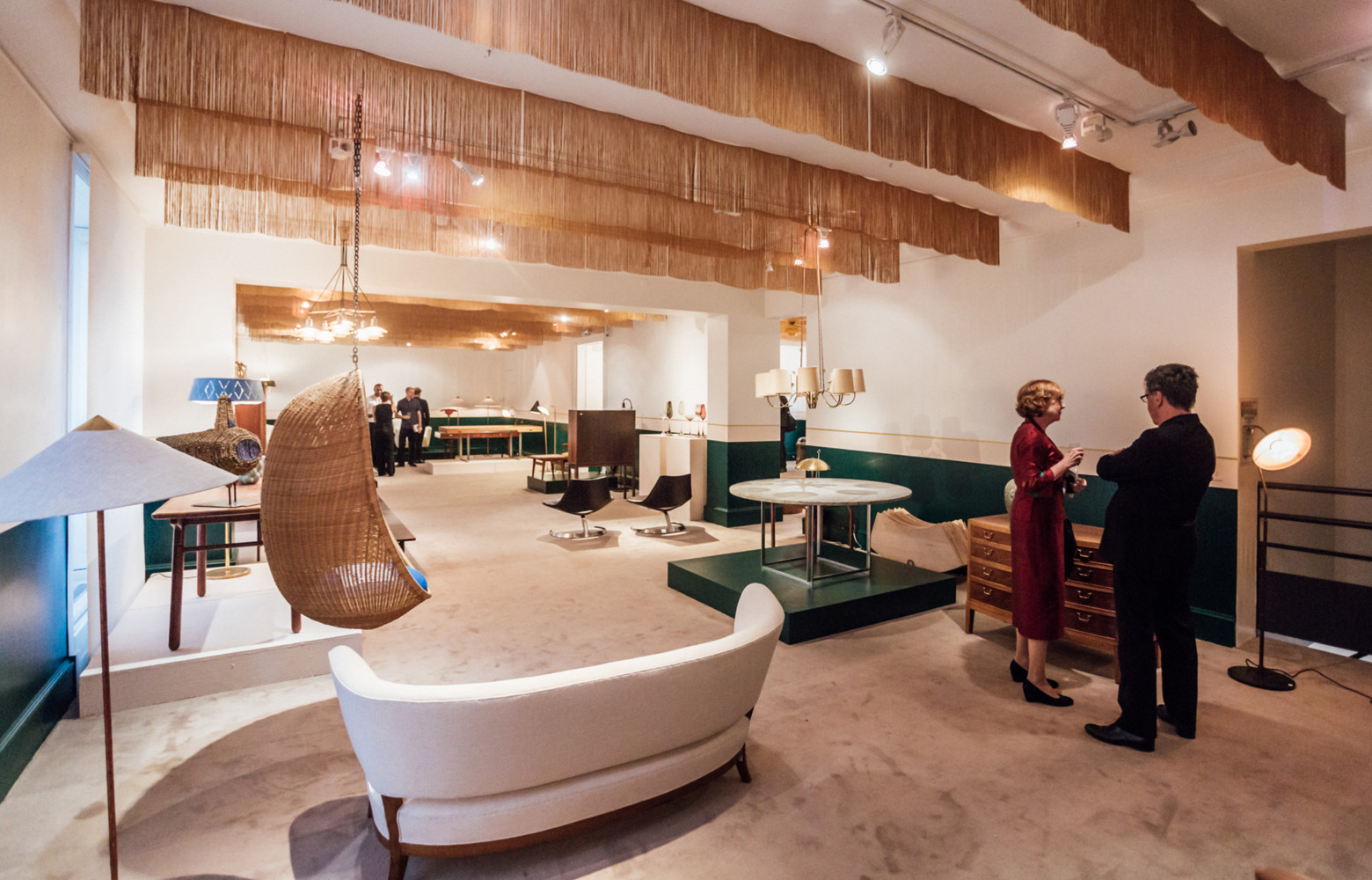 Fabrizio Casiraghi a aussi installé au plafond des rangées de franges dorées qui adoucissent la lumière.