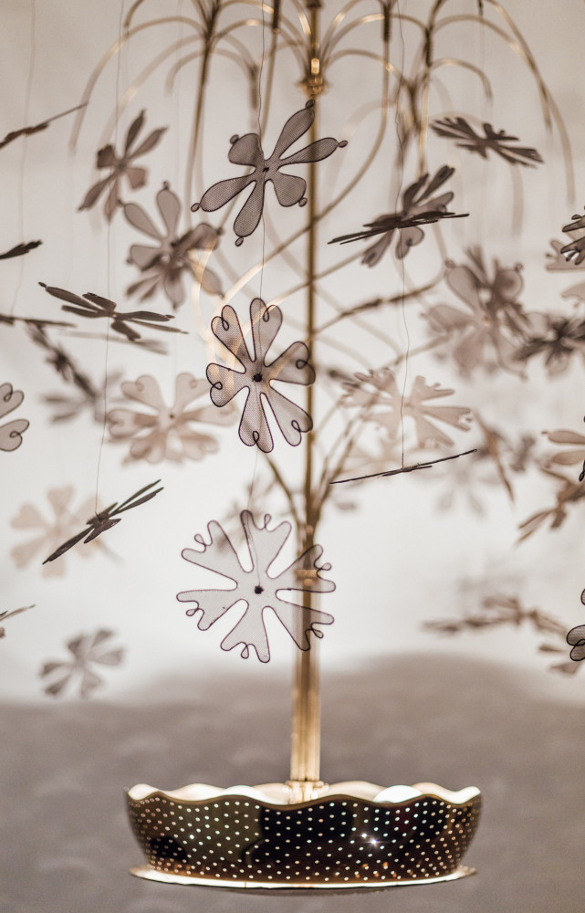 Onirique et organique, la suspension Snowflake de Paavo Tynell projette les ombres de ses fleurs sur les...
