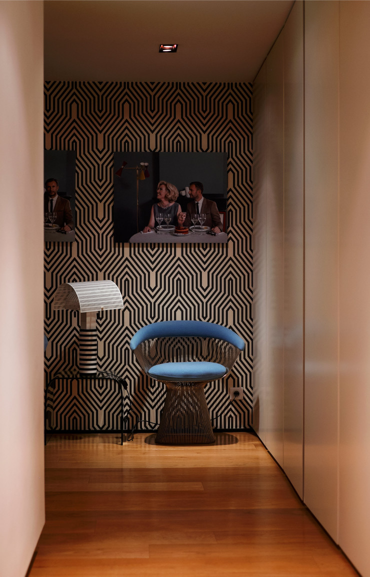 Aperçu du papier peint cinétique sur lequel se découpe le fauteuil Platner (Knoll).