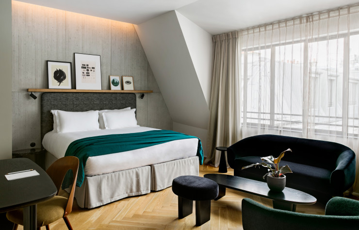 En une dizaine de typologies différentes, les chambres et suites (20 à 60 m2), certaines avec balcon,offrent une panoplie soignée : béton banché, textiles (Rue Hérold) et mobilier choisis (Moroso, Nathan Anthony Sol&Luna), parquet à chevrons…