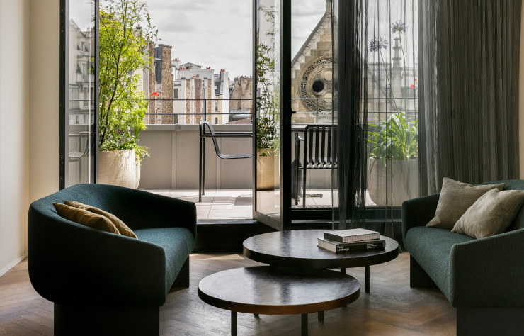 Sur la terrasse du penthouse de 100 m2, mobilier Palissade des Bouroullec (Hay).