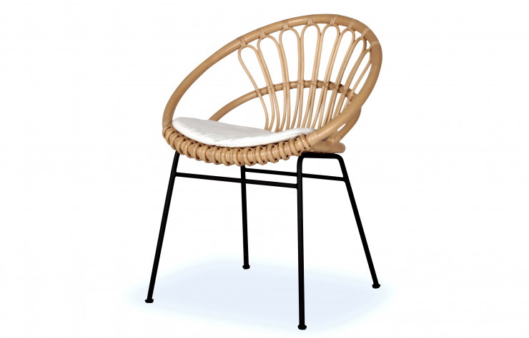 La chaise Kiki, de l’atelier N/7 de Vincent Sheppard, avec son assise en rotin naturel et ses pieds en métal, évoque une inspiration rétro, mi-italienne, mi-scandinave.