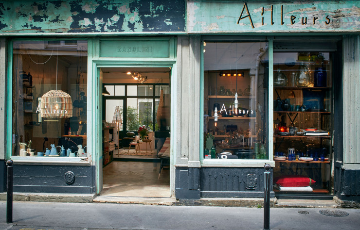 La vitrine accueillante de la boutique Ailleurs située dans une petite rue qui borde le faubourg Saint-Antoine.