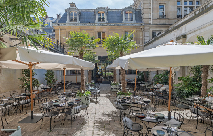 La cour pavée du Camondo, anciennement lieu d’entretien de limousines, fait le bonheur des clients caressés par la douceur de l’été indien.