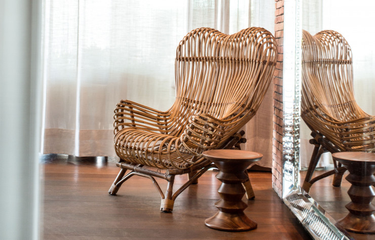 Dès la réception, les clients de l’hôtel Fasano à Rio de Janeiro peuvent admirer le fauteuil Gala en rotin. Tabouret des Eames (Vitra).