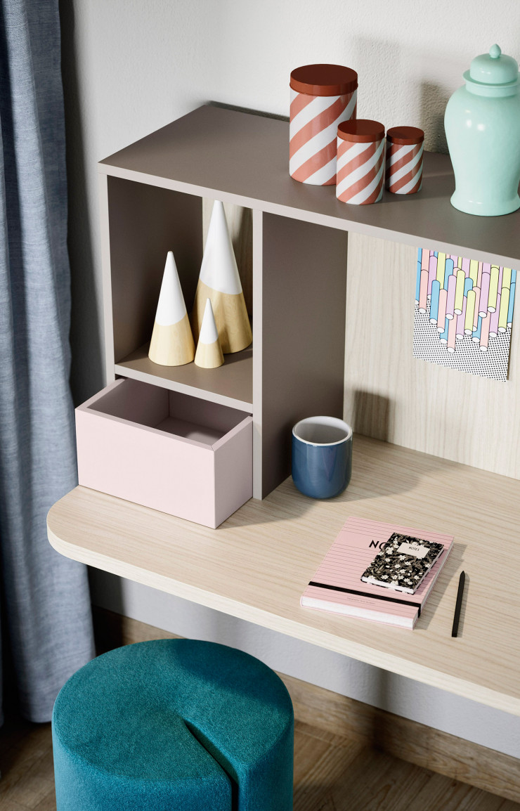Les chambres et bureaux de la marque italienne Nidi sont pensés pour que l’adolescent s’épanouisse dans un univers qui lui ressemble, avec du mobilier personnalisable et pratique grâce à de nombreuses solutions de rangement.