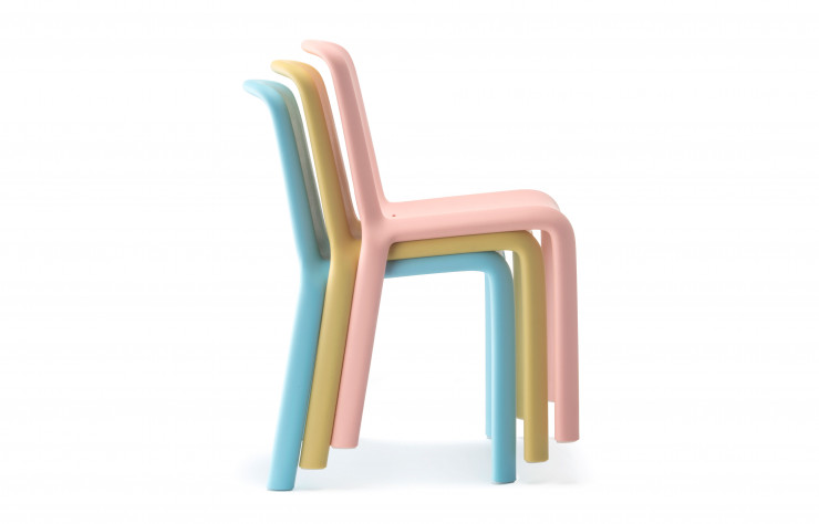 Les chaises Snow Jr participent à la réussite du projet BimBamBum, des designers Juri Iaboni et Nanelda Priftaj du studio IPDAA. Réalisé dans une école située à Tirana, en Albanie, ce jardin d’enfants permet aux tout-petits d’évoluer dans un univers propice à l’échange, aux expériences et à l’épanouissement personnel.