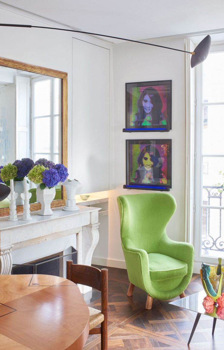 Sur la cheminée, vases Testa de Pucci De Rossi et, sur la table basse, un autre de Gaetano Pesce. Au mur, deux portraits de Yumiko de Maurice Marty. Fauteuil de Jean Royère.