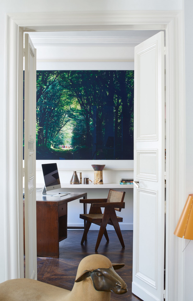 Dans la chambre de Yumiko Seki, bureau et fauteuil Base Building Chandigarh de Pierre Jeanneret. Au mur, photo La Clairière de Tom Fecht (Galerie Downtown-François Laff anour). Sur l’étagère, objets en argent et en bois d’Andrea Branzi. Au premier plan, sculpture mouton de François-Xavier Lalanne.