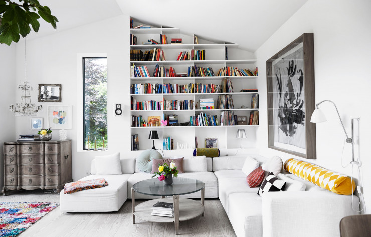 Dans le salon, canapé d’angle Kalejdoroom. Bibliothèque sur mesure. Table basse fifties qui suit Frederikke depuis des années. Au mur, le collage en tissu est l’œuvre de Pernille Egeskov.