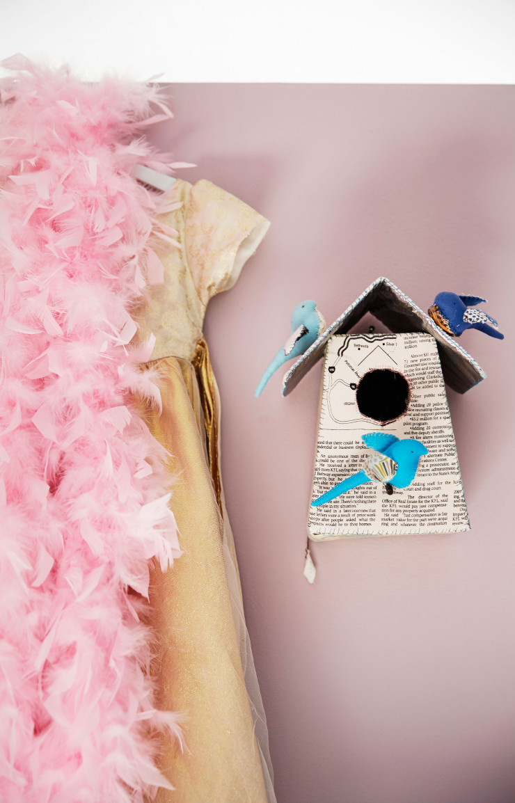 Frederikke n’a pu résister à ce petit nichoir en papier journal et en tissu dégotté à Paris.