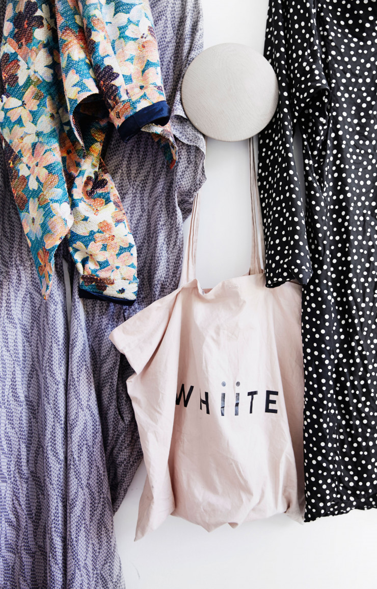 Vêtements et accessoires Whiite sur des patères Muuto.