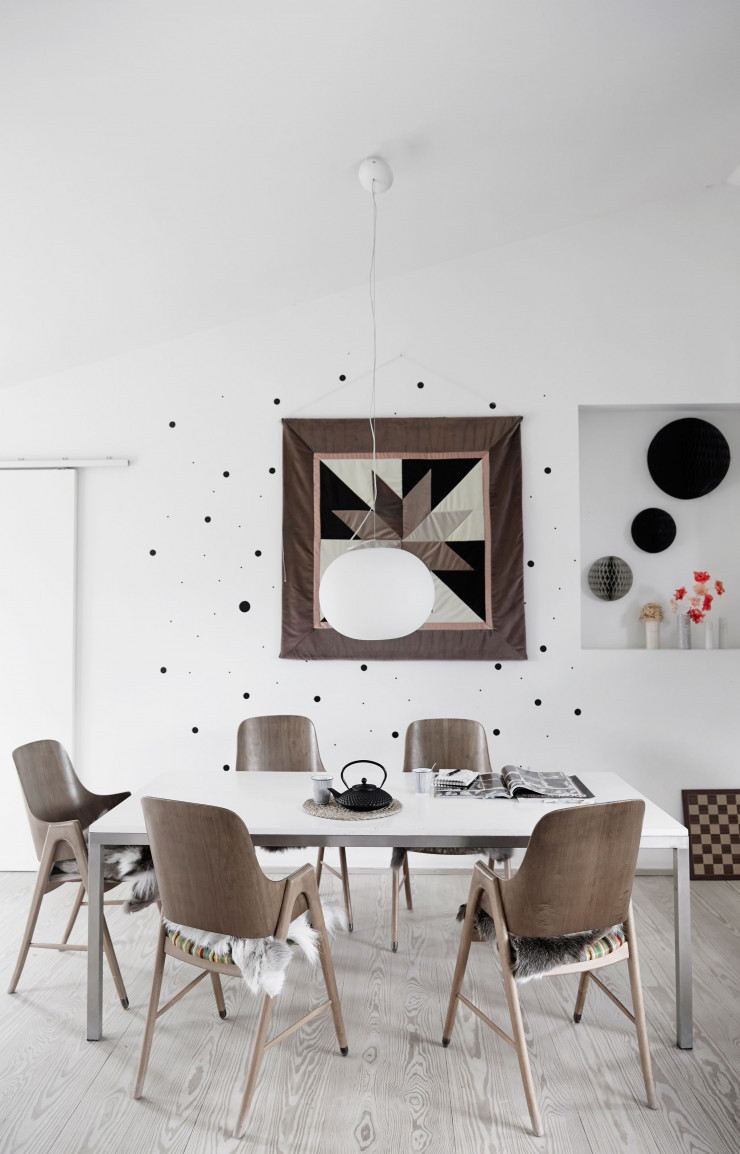 Chaises fifties (Lauritz.com). Déco murale composée de boules en papier découpé et de vases fleuris.