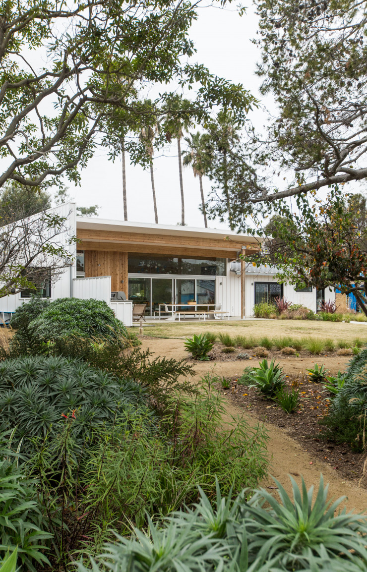 L’esprit cabane de plage habite l’intérieur comme l’extérieur de la maison.