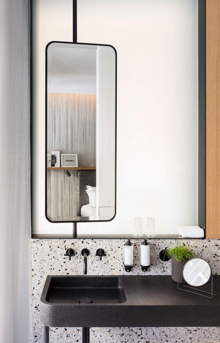 …mais le terrazzo impose aussi en beauté l’agencement des salles de bain.