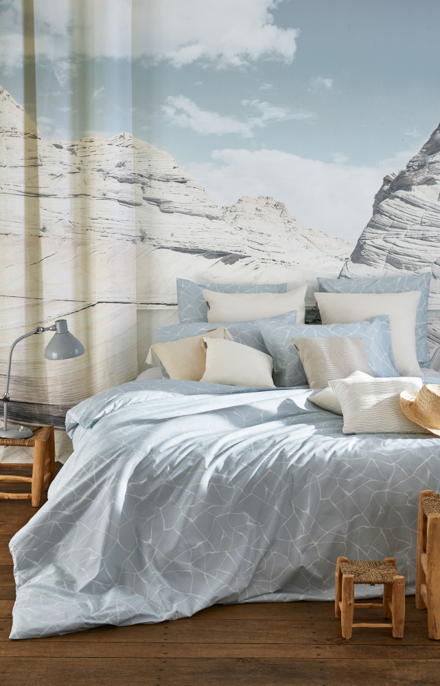 Parure de lit et coussins de la collection « Terra Bianca » (Madura).