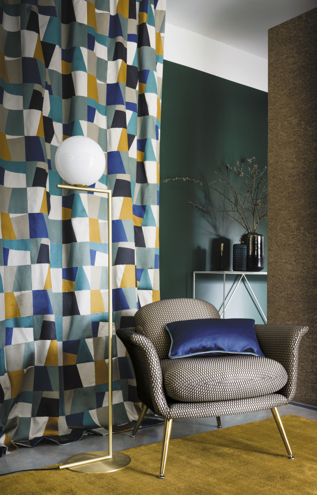 Fauteuil recouvert de tissu Reverso. Tissu Molitor (rideau), collection automne-hiver 2017-2018 (Casamance).