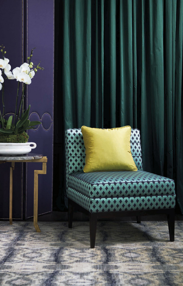 Rideau Taffetas XXL, collection « Project n° 6 », et fauteuil recouvert du tissu Dandy, collection «...