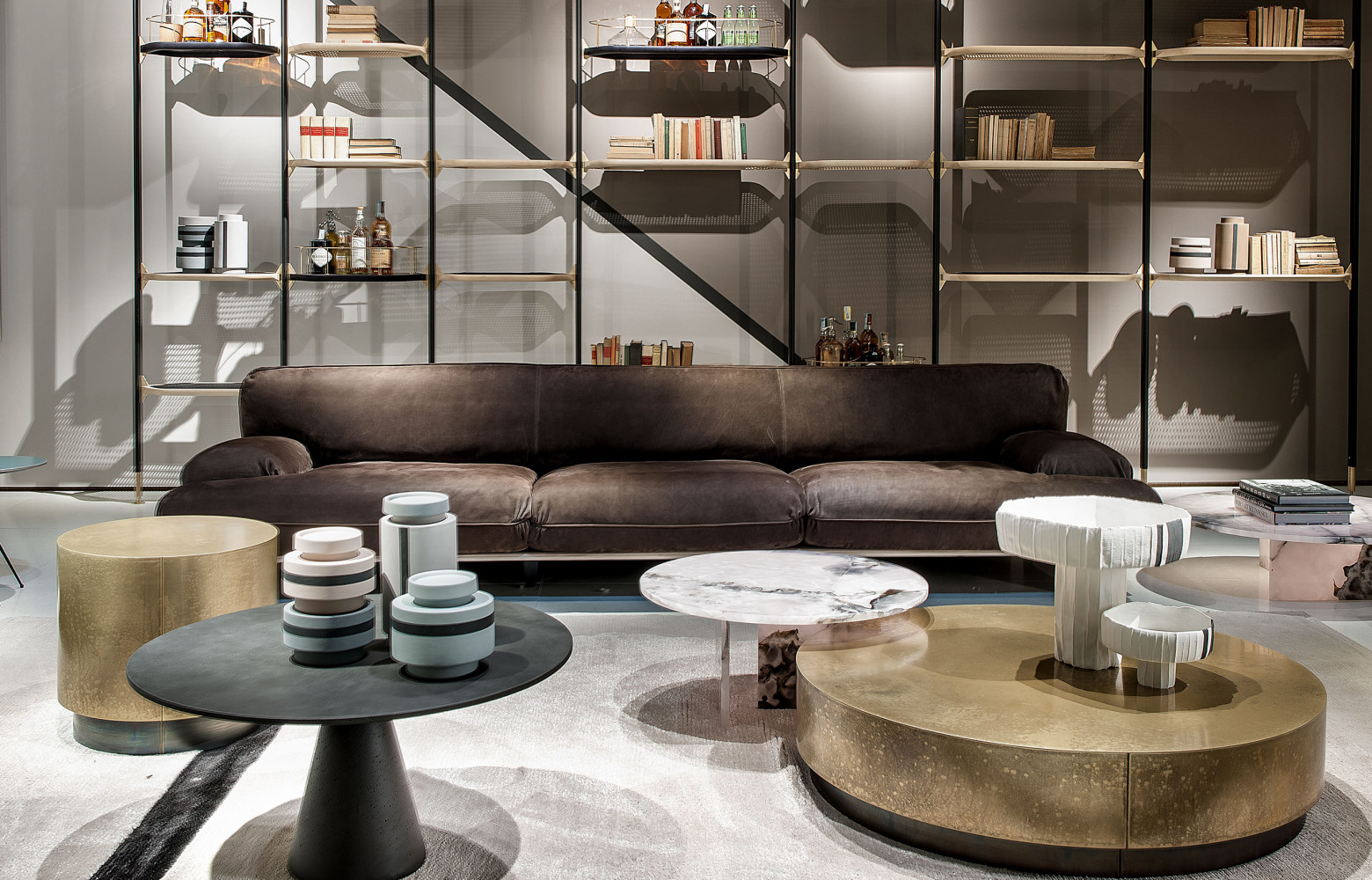 Bardot, en cuir 3 places, design Draga & Aurel, à partir de 12 000 €. Baxter.