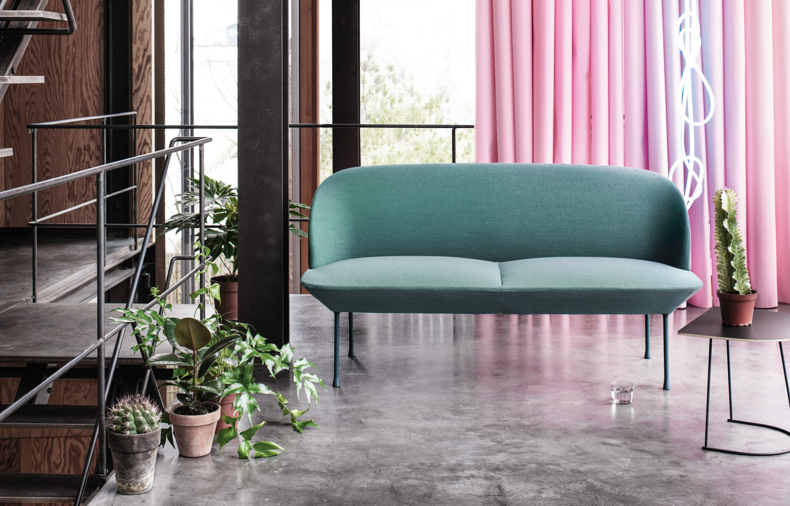 Oslo, design Anderssen & Voll, modèle deux places recouvert de tissu Kvadrat, à partir de 2 695...